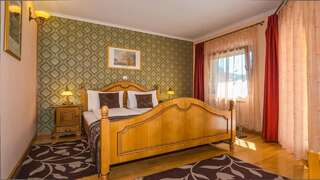 Отель Hotel Korona Сигишоара Двухместный номер бизнес-класса с 1 кроватью или 2 отдельными кроватями-4