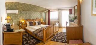 Отель Hotel Korona Сигишоара Стандартный двухместный номер с 1 кроватью или 2 отдельными кроватями-7