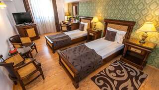 Отель Hotel Korona Сигишоара Двухместный номер бизнес-класса с 1 кроватью или 2 отдельными кроватями-7